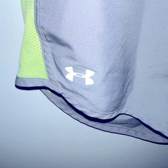 UNDER ARMOUR WOMENS SIZE SMALL RUNNING SHORTS - Picture 3 of 3